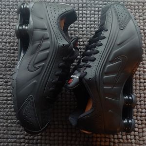 New women's Nike Shox R4